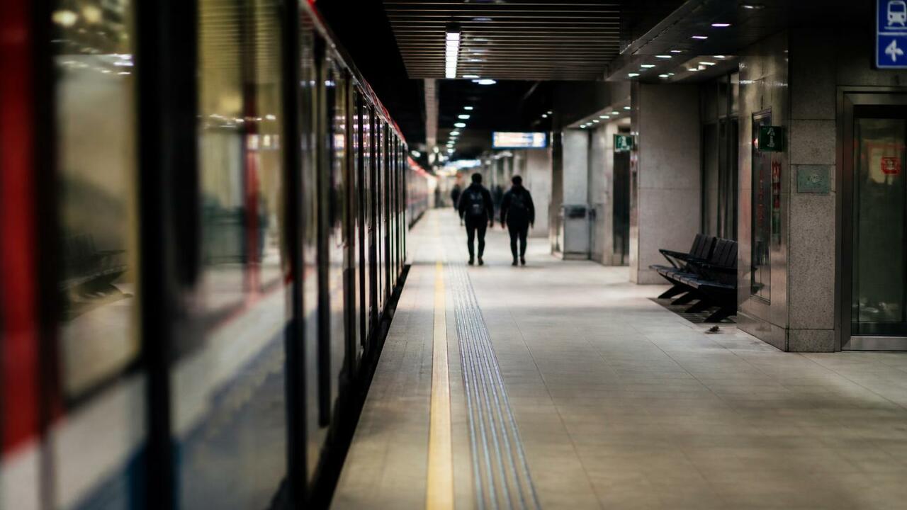 Метро "Чистые пруды" открылось после задымления Станция метро Чистые пруды в Москве возобновила...