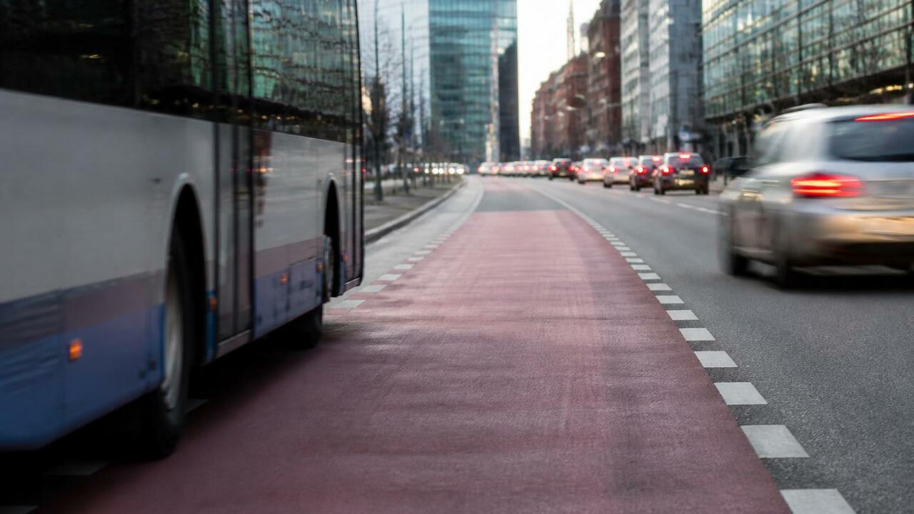 В Москве скорректировали работу выделенных полос В Москве скорректировали работу выделенных поло...