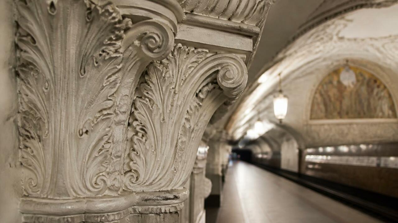 Лепнина рухнула на пассажира в московском метро: компенсация будет В московском метро на пассажира упала лепнина. ...