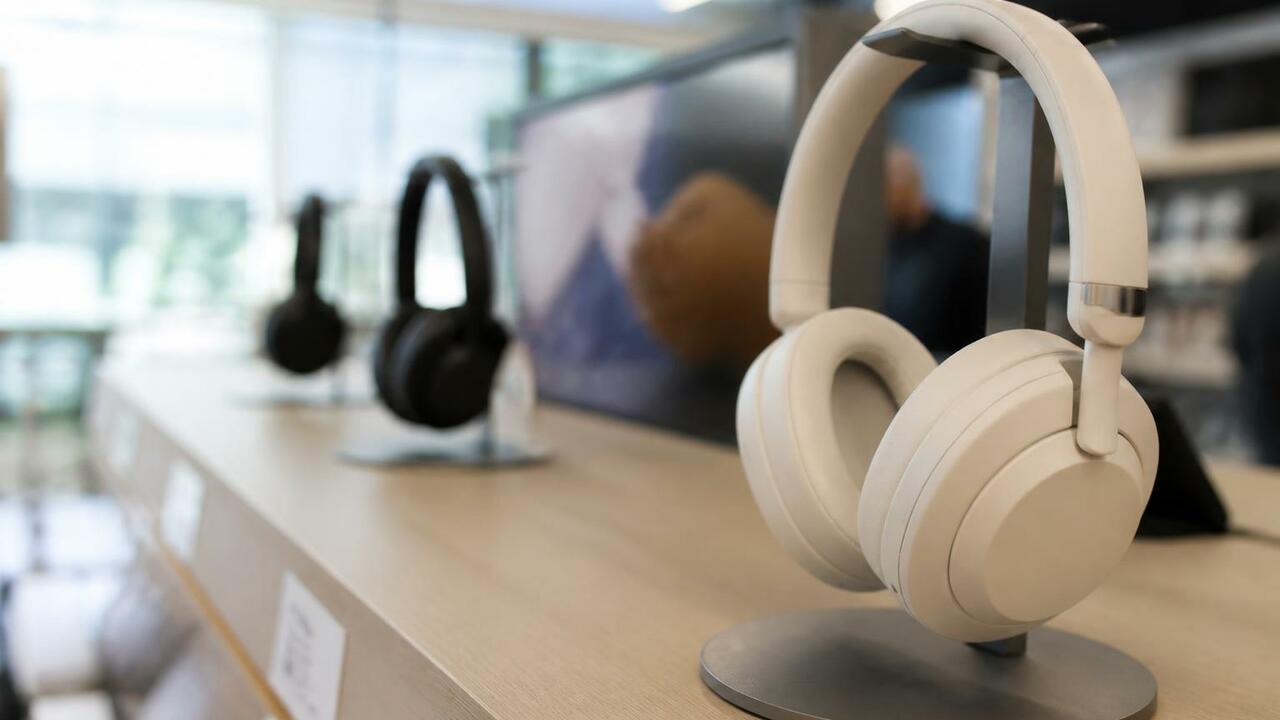 Таможня изъяла 13,5 тонн «серой» техники Apple и Dyson в Москве Таможенники изъяли 13,5 тонн контрабандной элек...
