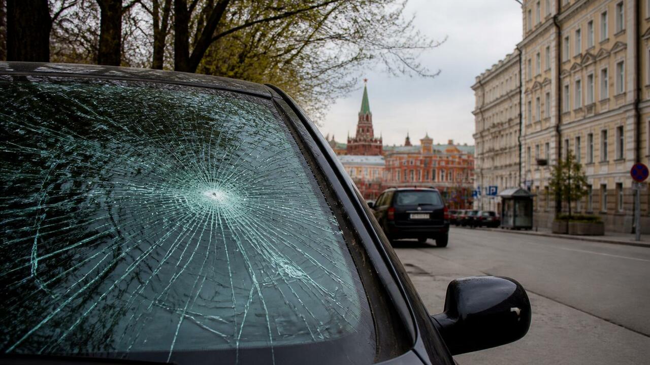В Москве задержали мужчину, разбившего стекло «...